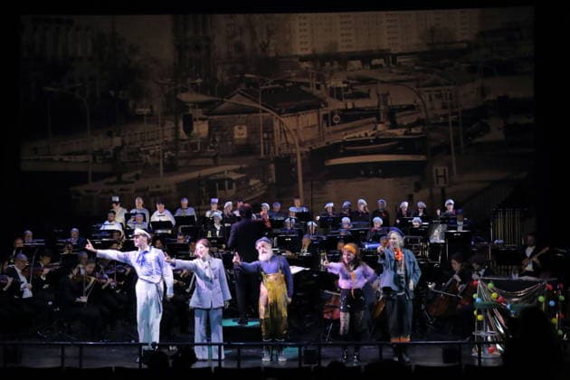 Tobias Joch (als Kay), Alma Sade (als Chica), Hans Gröning (als Jonas), Sophia Euskirchen (als Virginia West) und Alexander von Hugo (als Anatol Brown), v.l., während der Fotoprobe für In Frisco ist der Teufel los in der Komischen Oper im Schillertheater in Berlin, 19. Dezember 2025. Operette in vier Akten von Guido Masanetz. Musikalische Leitung Kai Tietje. Szenisches Arrangement Martin G. Berger. Kostüme Esther Bialas. Premiere ist am 21. Dezember 2025. Komische Oper Berlin In Frisco ist der Teufel los