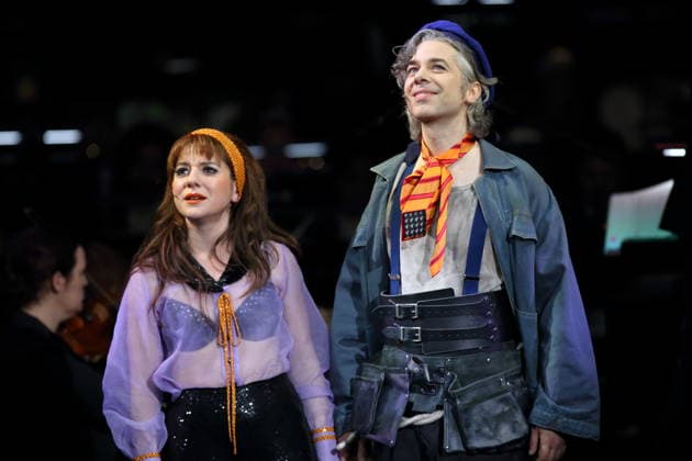 Sophia Euskirchen (als Virginia West) und Alexander von Hugo (als Anatol Brown), v.l., während der Fotoprobe für In Frisco ist der Teufel los in der Komischen Oper im Schillertheater in Berlin, 19. Dezember 2025. Operette in vier Akten von Guido Masanetz. Musikalische Leitung Kai Tietje. Szenisches Arrangement Martin G. Berger. Kostüme Esther Bialas. Premiere ist am 21. Dezember 2025. Komische Oper Berlin In Frisco ist der Teufel los