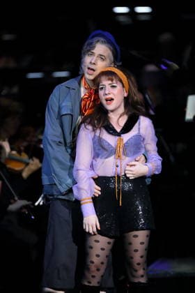 Alexander von Hugo (als Anatol Brown) und Sophia Euskirchen (als Virginia West), v.l., während der Fotoprobe für In Frisco ist der Teufel los in der Komischen Oper im Schillertheater in Berlin, 19. Dezember 2025. Operette in vier Akten von Guido Masanetz. Musikalische Leitung Kai Tietje. Szenisches Arrangement Martin G. Berger. Kostüme Esther Bialas. Premiere ist am 21. Dezember 2025. Komische Oper Berlin In Frisco ist der Teufel los