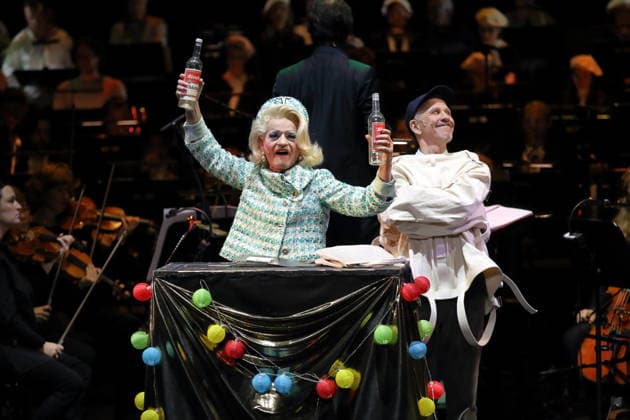 Christoph Marti (als Xonga Miller, Dr. Spinner) und Christoph Späth (als Ben Benson), v.l., während der Fotoprobe für In Frisco ist der Teufel los in der Komischen Oper im Schillertheater in Berlin, 19. Dezember 2025. Operette in vier Akten von Guido Masanetz. Musikalische Leitung Kai Tietje. Szenisches Arrangement Martin G. Berger. Kostüme Esther Bialas. Premiere ist am 21. Dezember 2025. Komische Oper Berlin In Frisco ist der Teufel los