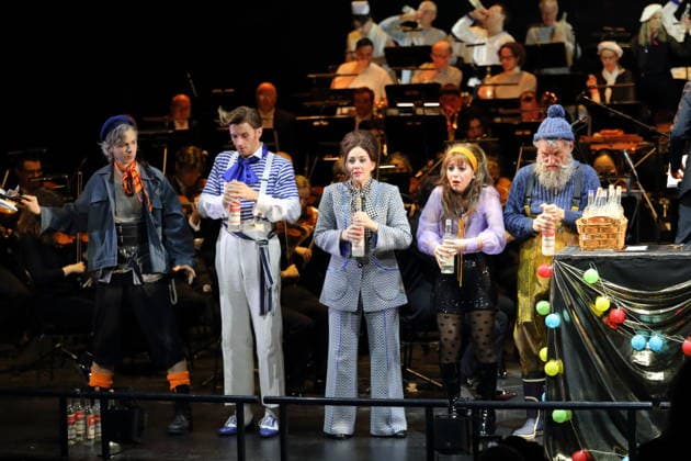 Alexander von Hugo (als Anatol Brown), Tobias Joch (als Kay), Alma Sade (als Chica), Sophia Euskirchen (als Virginia West) und Hans Gröning (als Jonas), v.l., während der Fotoprobe für In Frisco ist der Teufel los in der Komischen Oper im Schillertheater in Berlin, 19. Dezember 2025. Operette in vier Akten von Guido Masanetz. Musikalische Leitung Kai Tietje. Szenisches Arrangement Martin G. Berger. Kostüme Esther Bialas. Premiere ist am 21. Dezember 2025. Komische Oper Berlin In Frisco ist der Teufel los
