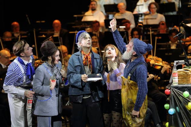 Tobias Joch (als Kay), Alma Sade (als Chica), Alexander von Hugo (als Anatol Brown), Sophia Euskirchen (als Virginia West) und Hans Gröning (als Jonas), v.l., während der Fotoprobe für In Frisco ist der Teufel los in der Komischen Oper im Schillertheater in Berlin, 19. Dezember 2025. Operette in vier Akten von Guido Masanetz. Musikalische Leitung Kai Tietje. Szenisches Arrangement Martin G. Berger. Kostüme Esther Bialas. Premiere ist am 21. Dezember 2025. Komische Oper Berlin In Frisco ist der Teufel los