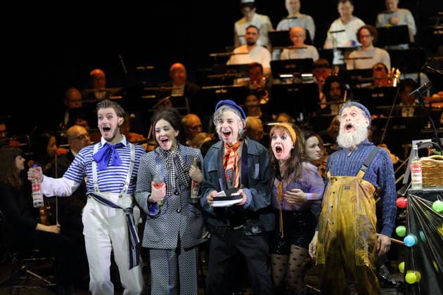 Tobias Joch (als Kay), Alma Sade (als Chica), Alexander von Hugo (als Anatol Brown), Sophia Euskirchen (als Virginia West) und Hans Gröning (als Jonas), v.l., während der Fotoprobe für In Frisco ist der Teufel los in der Komischen Oper im Schillertheater in Berlin, 19. Dezember 2025. Operette in vier Akten von Guido Masanetz. Musikalische Leitung Kai Tietje. Szenisches Arrangement Martin G. Berger. Kostüme Esther Bialas. Premiere ist am 21. Dezember 2025. Komische Oper Berlin In Frisco ist der Teufel los