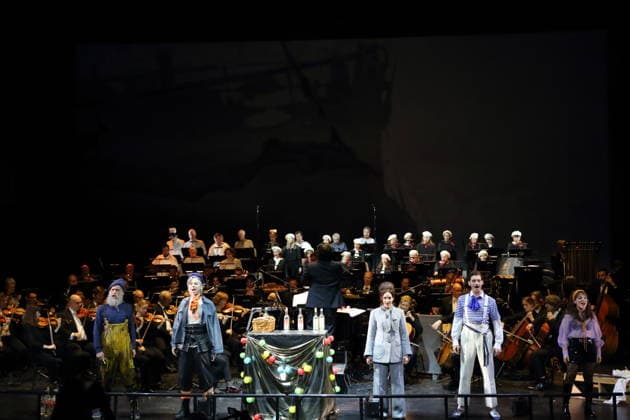 Hans Gröning (als Jonas), Alexander von Hugo (als Anatol Brown), Alma Sade (als Chica), Tobias Joch (als Kay) und Sophia Euskirchen (als Virginia West), v.l., während der Fotoprobe für In Frisco ist der Teufel los in der Komischen Oper im Schillertheater in Berlin, 19. Dezember 2025. Operette in vier Akten von Guido Masanetz. Musikalische Leitung Kai Tietje. Szenisches Arrangement Martin G. Berger. Kostüme Esther Bialas. Premiere ist am 21. Dezember 2025. Komische Oper Berlin In Frisco ist der Teufel los