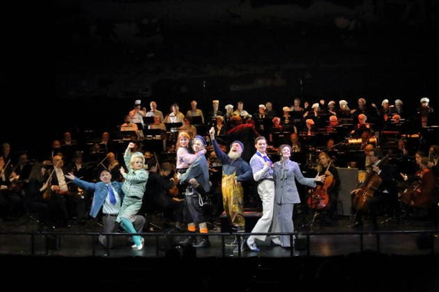 Christoph Späth (als Ben Benson), Christoph Marti (als Xonga Miller, Dr. Spinner), Sophia Euskirchen (als Virginia West), Alexander von Hugo (als Anatol Brown), Hans Gröning (als Jonas), Tobias Joch (als Kay) und Alma Sade (als Chica), v.l., während der Fotoprobe für In Frisco ist der Teufel los in der Komischen Oper im Schillertheater in Berlin, 19. Dezember 2025. Operette in vier Akten von Guido Masanetz. Musikalische Leitung Kai Tietje. Szenisches Arrangement Martin G. Berger. Kostüme Esther Bialas. Premiere ist am 21. Dezember 2025. Komische Oper Berlin In Frisco ist der Teufel los