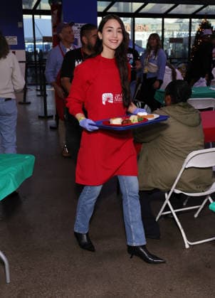 Celebrities take part in the Los Angeles Mission s Annual Thanksgiving Outreach on Skid Row, in Los Angeles, California Featuring: Caylee Cowan Where: Los Angeles, California, United States When: 19 Dec 2025 Credit: Faye s Vision Cover Images EDITORIAL USE ONLY. NOT FOR USE BY NEWSPAPERS BASED IN THE UK. Copyright: xx coverimg55349140
