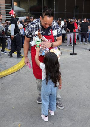 Celebrities take part in the Los Angeles Mission s Annual Thanksgiving Outreach on Skid Row, in Los Angeles, California Featuring: Nick Mendoza Where: Los Angeles, California, United States When: 19 Dec 2025 Credit: Faye s Vision Cover Images EDITORIAL USE ONLY. NOT FOR USE BY NEWSPAPERS BASED IN THE UK. Copyright: xx coverimg55349086