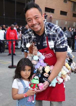 Celebrities take part in the Los Angeles Mission s Annual Thanksgiving Outreach on Skid Row, in Los Angeles, California Featuring: Nick Mendoza Where: Los Angeles, California, United States When: 19 Dec 2025 Credit: Faye s Vision Cover Images EDITORIAL USE ONLY. NOT FOR USE BY NEWSPAPERS BASED IN THE UK. Copyright: xx coverimg55349088