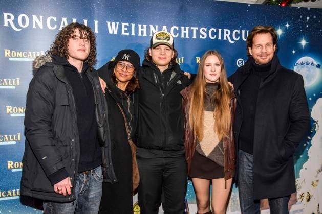 abb: Sam Freundin Jackie Brown, Lennon Lucille und Thomas Heinze Famillie Schauspieler zu gast bei der Premiere des 21. Roncalli Weihnachtscircus im Tempodrom Berlin, am 19.12.2025 in Berlin Berlin Deutschland