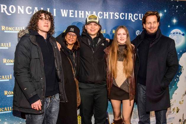 abb: Sam Freundin Jackie Brown, Lennon Lucille und Thomas Heinze Famillie Schauspieler zu gast bei der Premiere des 21. Roncalli Weihnachtscircus im Tempodrom Berlin, am 19.12.2025 in Berlin Berlin Deutschland