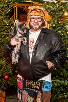 abb: Oliver Polak mit Hund Baerenfell Muetze zu gast bei der Premiere des 21. Roncalli Weihnachtscircus im Tempodrom Berlin, am 19.12.2025 in Berlin Berlin Deutschland