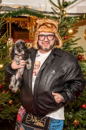 abb: Oliver Polak mit Hund Baerenfell Muetze zu gast bei der Premiere des 21. Roncalli Weihnachtscircus im Tempodrom Berlin, am 19.12.2025 in Berlin Berlin Deutschland
