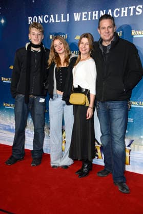 Sascha Vollmer mit Ehefrau Jennifer und den Kindern John und Manisha bei der Premiere des 21. Original Roncalli Weihnachtscircus 2025 im Tempodrom. Berlin, 19.12.2025
