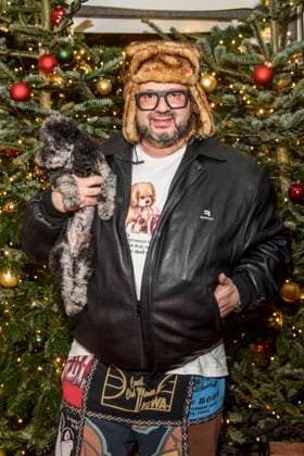 abb: Oliver Polak mit Hund Baerenfell Muetze zu gast bei der Premiere des 21. Roncalli Weihnachtscircus im Tempodrom Berlin, am 19.12.2025 in Berlin Berlin Deutschland