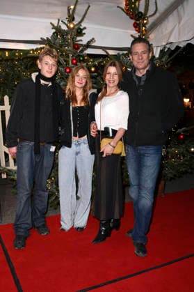 Sascha Vollmer mit Ehefrau Jennifer und den Kindern John und Manisha bei der Premiere des 21. Original Roncalli Weihnachtscircus 2025 im Tempodrom. Berlin, 19.12.2025
