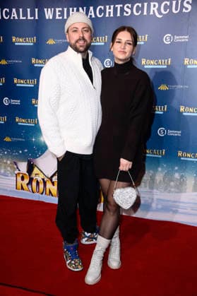 Felix von Jascheroff mit Partnerin Alexandra Sophie Winterberg bei der Premiere des 21. Original Roncalli Weihnachtscircus 2025 im Tempodrom. Berlin, 19.12.2025