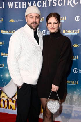 Felix von Jascheroff mit Partnerin Alexandra Sophie Winterberg bei der Premiere des 21. Original Roncalli Weihnachtscircus 2025 im Tempodrom. Berlin, 19.12.2025