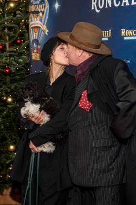 abb: Meret Becker und Ben Becker mit Hund Schauspieler zu gast bei der Premiere des 21. Roncalli Weihnachtscircus im Tempodrom Berlin, am 19.12.2025 in Berlin Berlin Deutschland