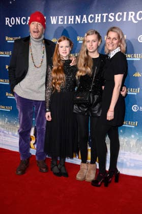 Reiner Schöne mit Ehefrau Anja Schöne und den Kindern Charlotte-Sophie und Olivia bei der Premiere des 21. Original Roncalli Weihnachtscircus 2025 im Tempodrom. Berlin, 19.12.2025