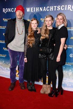 Reiner Schöne mit Ehefrau Anja Schöne und den Kindern Charlotte-Sophie und Olivia bei der Premiere des 21. Original Roncalli Weihnachtscircus 2025 im Tempodrom. Berlin, 19.12.2025