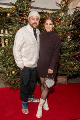 abb: Leni Summer und Tyler von Jascheroff Schauspieler zu gast bei der Premiere des 21. Roncalli Weihnachtscircus im Tempodrom Berlin, am 19.12.2025 in Berlin Berlin Deutschland