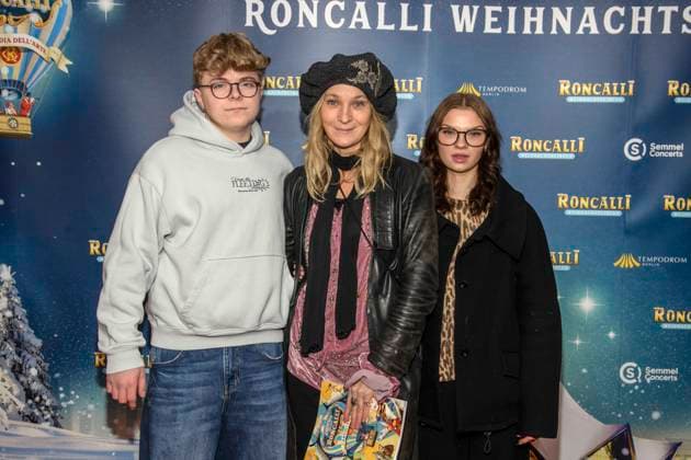 abb: Jeanette Hain und Malou Hain und Johnny lks. Schauspielerin zu gast bei der Premiere des 21. Roncalli Weihnachtscircus im Tempodrom Berlin, am 19.12.2025 in Berlin Berlin Deutschland