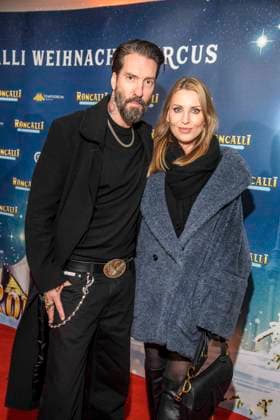 abb: Alec Völkel und Johanna Völkel Voelkel Ehepaar Musiker zu gast bei der Premiere des 21. Roncalli Weihnachtscircus im Tempodrom Berlin, am 19.12.2025 in Berlin Berlin Deutschland