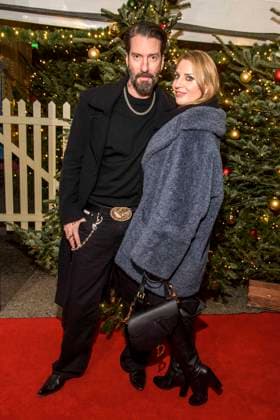 abb: Alec Völkel und Johanna Völkel Voelkel Ehepaar Musiker zu gast bei der Premiere des 21. Roncalli Weihnachtscircus im Tempodrom Berlin, am 19.12.2025 in Berlin Berlin Deutschland