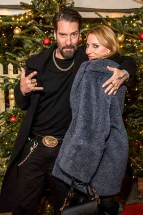 abb: Alec Völkel und Johanna Völkel Voelkel Ehepaar Musiker zu gast bei der Premiere des 21. Roncalli Weihnachtscircus im Tempodrom Berlin, am 19.12.2025 in Berlin Berlin Deutschland
