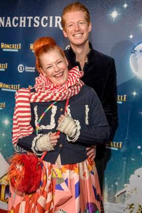 abb: Enie van de Meiklokjes und Tobias Staebo Moderatorin Paar Freund zu gast bei der Premiere des 21. Roncalli Weihnachtscircus im Tempodrom Berlin, am 19.12.2025 in Berlin Berlin Deutschland