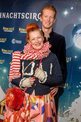 abb: Enie van de Meiklokjes und Tobias Staebo Moderatorin Paar Freund zu gast bei der Premiere des 21. Roncalli Weihnachtscircus im Tempodrom Berlin, am 19.12.2025 in Berlin Berlin Deutschland
