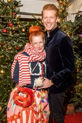 abb: Enie van de Meiklokjes und Tobias Staebo Moderatorin Paar Freund zu gast bei der Premiere des 21. Roncalli Weihnachtscircus im Tempodrom Berlin, am 19.12.2025 in Berlin Berlin Deutschland