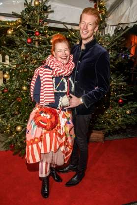 abb: Enie van de Meiklokjes und Tobias Staebo Moderatorin Paar Freund zu gast bei der Premiere des 21. Roncalli Weihnachtscircus im Tempodrom Berlin, am 19.12.2025 in Berlin Berlin Deutschland