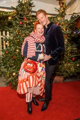 abb: Enie van de Meiklokjes und Tobias Staebo Moderatorin Paar Freund zu gast bei der Premiere des 21. Roncalli Weihnachtscircus im Tempodrom Berlin, am 19.12.2025 in Berlin Berlin Deutschland