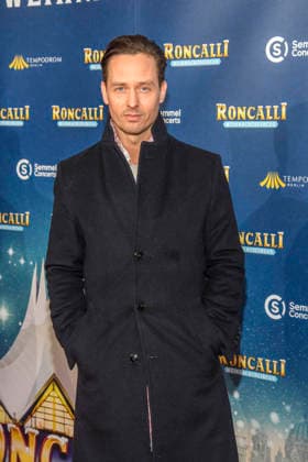 abb: Tom Schilling Schauspieler zu gast bei der Premiere des 21. Roncalli Weihnachtscircus im Tempodrom Berlin, am 19.12.2025 in Berlin Berlin Deutschland
