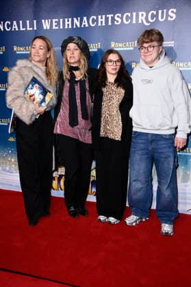 Lisa Maria Potthoff und Jeanette Hain mit Tochter Malou Hain und Gast bei der Premiere des 21. Original Roncalli Weihnachtscircus 2025 im Tempodrom. Berlin, 19.12.2025