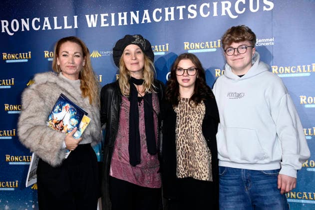 Lisa Maria Potthoff und Jeanette Hain mit Tochter Malou Hain und Gast bei der Premiere des 21. Original Roncalli Weihnachtscircus 2025 im Tempodrom. Berlin, 19.12.2025