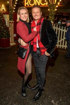 abb: Franziska Hippe und Roman Knizka Paar Schauspieler zu gast bei der Premiere des 21. Roncalli Weihnachtscircus im Tempodrom Berlin, am 19.12.2025 in Berlin Berlin Deutschland
