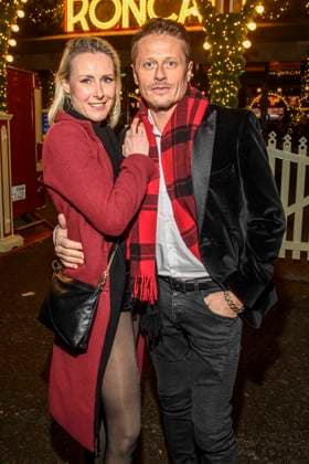 abb: Franziska Hippe und Roman Knizka Paar Schauspieler zu gast bei der Premiere des 21. Roncalli Weihnachtscircus im Tempodrom Berlin, am 19.12.2025 in Berlin Berlin Deutschland