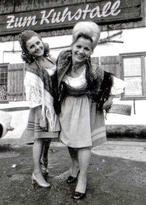 ARCHIV: Margot Hellwig Sängerin Margot Hellwig mit ihrer Mutter Maria , 1973 ARCHIVAUFNAHME, Datum geschätzt 20251216JWM2228 *** ARCHIVE Margot Hellwig Singer Margot Hellwig with her mother Maria , 1973 ARCHIVE RECORD, date estimated 20251216JWM2228