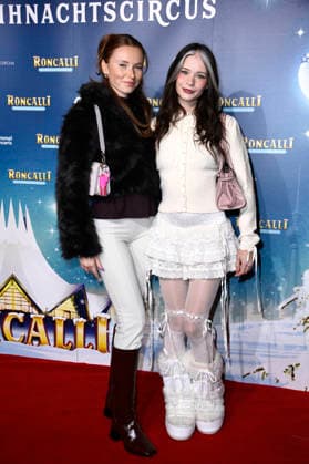 Doreen Pichler und Nadine Breaty bei der Premiere des 21. Original Roncalli Weihnachtscircus 2025 im Tempodrom. Berlin, 19.12.2025
