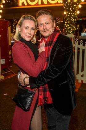 abb: Franziska Hippe und Roman Knizka Paar Schauspieler zu gast bei der Premiere des 21. Roncalli Weihnachtscircus im Tempodrom Berlin, am 19.12.2025 in Berlin Berlin Deutschland