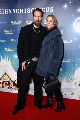 Alec Völkel mit Ehefrau Johanna Völkel bei der Premiere des 21. Original Roncalli Weihnachtscircus 2025 im Tempodrom. Berlin, 19.12.2025