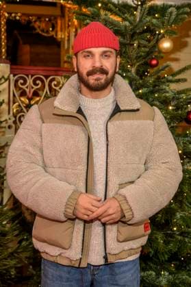 abb: Edin Hasanovic Schauspieler rote Muetze zu gast bei der Premiere des 21. Roncalli Weihnachtscircus im Tempodrom Berlin, am 19.12.2025 in Berlin Berlin Deutschland