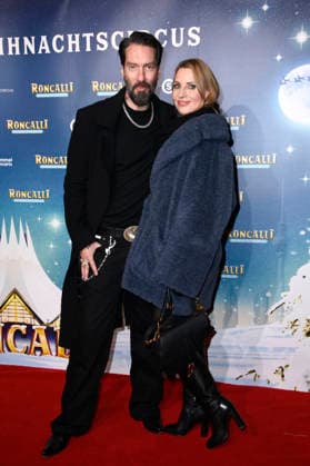 Alec Völkel mit Ehefrau Johanna Völkel bei der Premiere des 21. Original Roncalli Weihnachtscircus 2025 im Tempodrom. Berlin, 19.12.2025