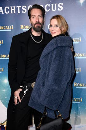 Alec Völkel mit Ehefrau Johanna Völkel bei der Premiere des 21. Original Roncalli Weihnachtscircus 2025 im Tempodrom. Berlin, 19.12.2025