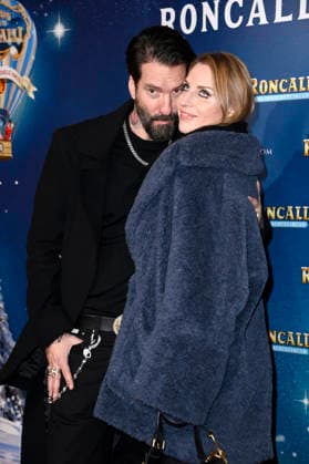 Alec Völkel mit Ehefrau Johanna Völkel bei der Premiere des 21. Original Roncalli Weihnachtscircus 2025 im Tempodrom. Berlin, 19.12.2025