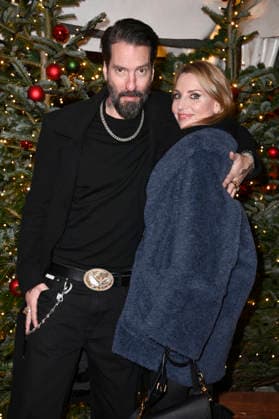 Alec Völkel mit Ehefrau Johanna Völkel bei der Premiere des 21. Original Roncalli Weihnachtscircus 2025 im Tempodrom. Berlin, 19.12.2025