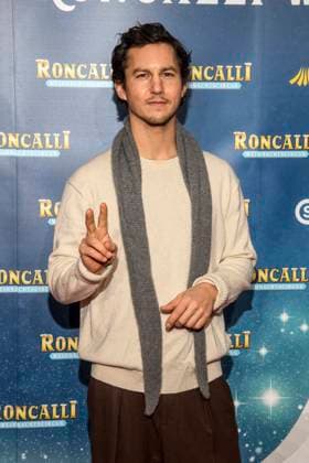 abb: Tim Oliver Schultz Schauspieler zu gast bei der Premiere des 21. Roncalli Weihnachtscircus im Tempodrom Berlin, am 19.12.2025 in Berlin Berlin Deutschland
