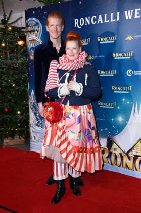 Enie van de Meiklokjes mit Ehemann Tobias Staerbo bei der Premiere des 21. Original Roncalli Weihnachtscircus 2025 im Tempodrom. Berlin, 19.12.2025